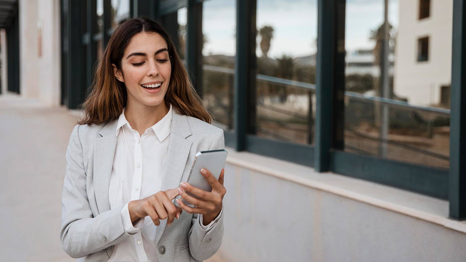 agente-inmobiliario-usando-tecnología Plataforma para corredores de propiedades