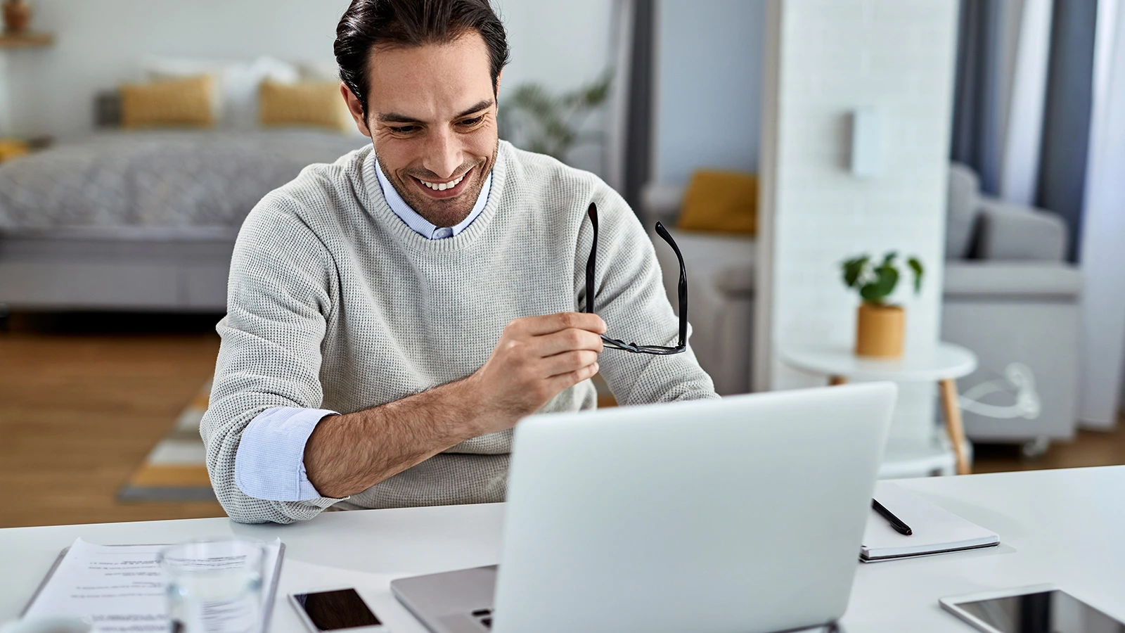 Agente-inmobiliario-usando-software-de-corretaje Batallón de Asistentes Virtuales