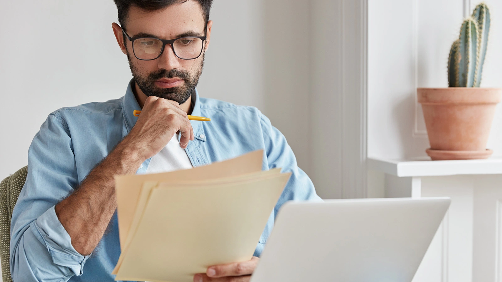 Corredor-con-contrato-de-canje-inmobiliario