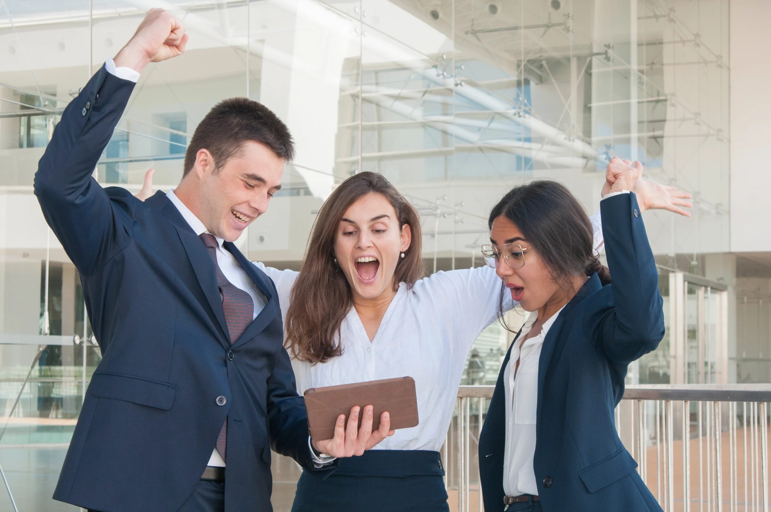 Corredores celebrando el encontrar propiedades para canje inmobiliario