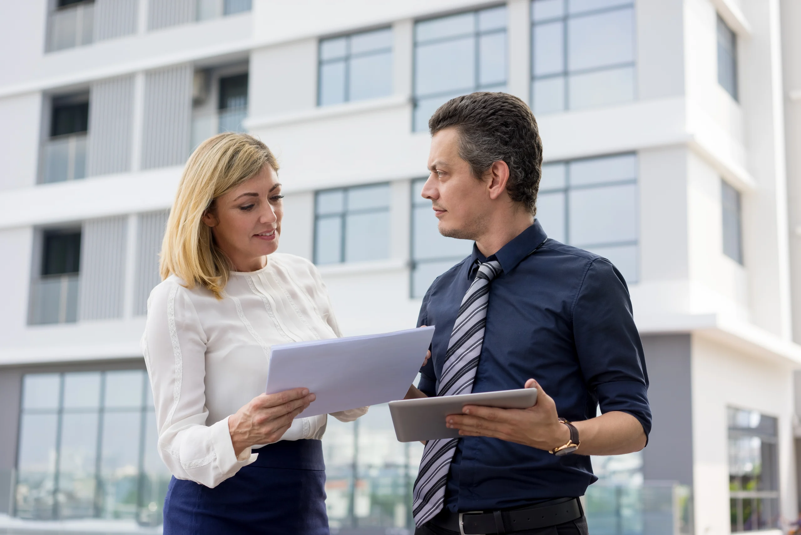 corredores de propiedades en pleno canje inmobiliario exitoso